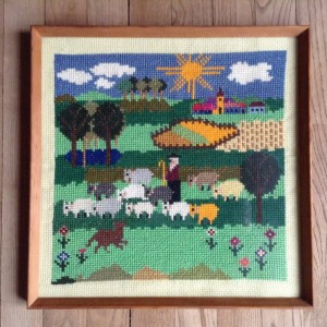 Brnebroderi indrammet i glas og ramme 36 x 36 cm