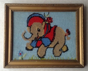 Broderet brnebillede med glad elefant