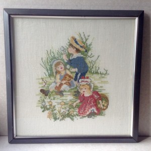 Broderi indrammet i trramme med glas