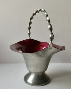 Tin kurv med rosa emalje decor