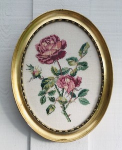 Rosenbroderi i oval guldramme