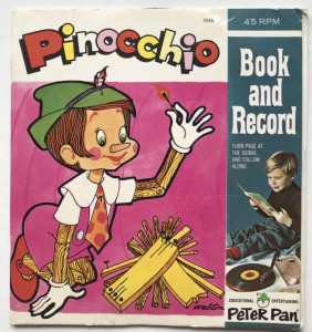 Single med bog Pinocchio engelsk udgave