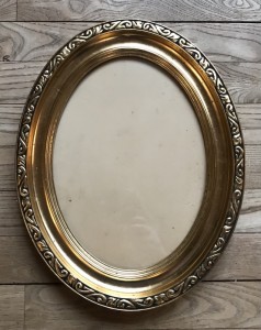 Oval guld billedramme tr m. glas