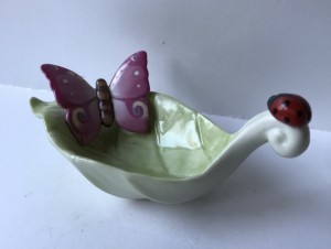 Porcelnsskl med snegl, mariehne og sommerfug