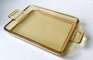 Lille glasfad af gyldent glas