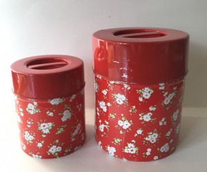 Et par rde retro dser med hvide blomster