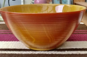 Rillet glasskl med flammet decor