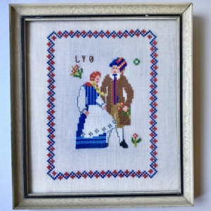 Broderi med Ly motiv i glas og ramme