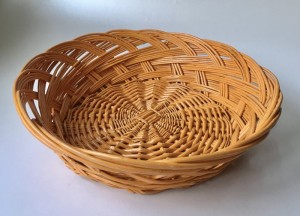 Gul flettet kurv