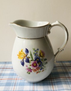 Porcelns mlkekande Kahla med blomsterdecor