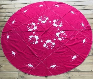 Rund dug Ceriserd med hvidt blomsterdecor og syninger