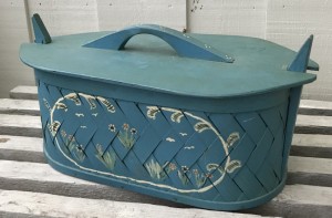 Picknickurv af flet med blomsterdecor og trlg