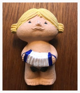 Keramik figur Eva med figenblade og harmonika