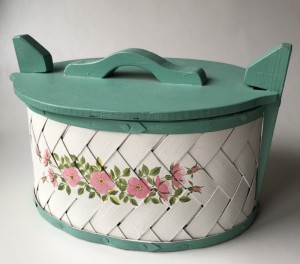 Picknickurv af spnflet og trlg og blomsterdecor