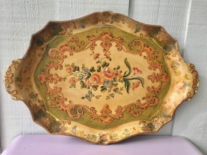 Trbakke med blomsterdecor