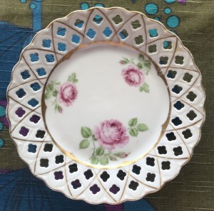 Tallerken med blomsterdecor og blondekant