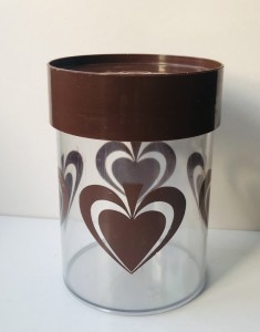 Plastikdse med brun decor
