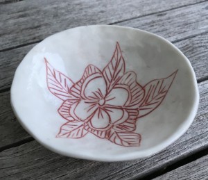 Keramikskl med rosa blomsterdecor
