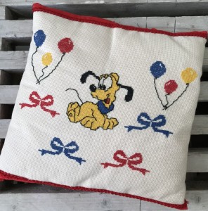 Broderet Pluto brnepude