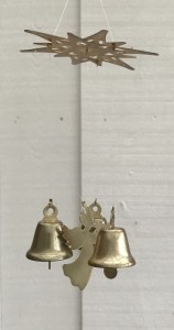 Uro med engel og klokker af metal