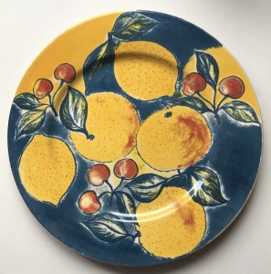 Stor tallerken med citrusfrugter og kirsebr