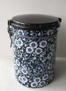 Kaffedse bl med hvide blomster og patentluk