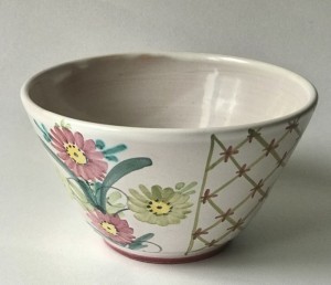 keramikskl med blomsterdecor