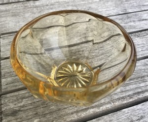 Ravfarvet glasskl