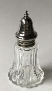 Salt eller peberstrer glas og pletslv