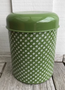 Grn plastik dse med hvide blomster fra Sdahl