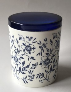 Plastbtte med bl blomster