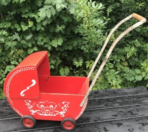 Gammeldags rd trdukkevogn