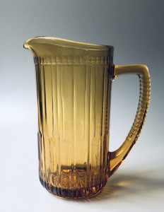 Glaskande ravfarvet presset glas