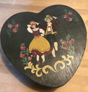 Hjerteformet spntr ske med lg og decor