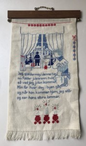 Broderet ophng med et vers fra Peters Jul