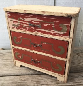 Gammel dukke kommode