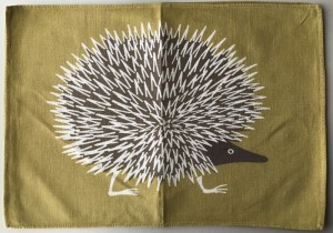 Dkkeserviet med pindsvin 20x44 cm