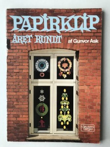 Papirklip ret rundt af Gonvor Ask