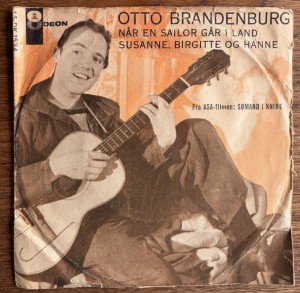 Single Otto Brandenburg N�r en sailor g�r i land