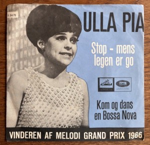 single Ulla Pia stop mens legen er go